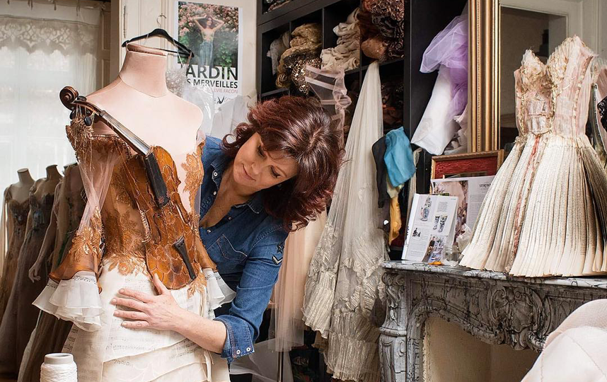 Сильви Факон создает свое знаменитое платье-скрипку. Фото instagram.com/sylviefaconcreatricefrance