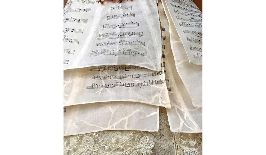 "Нижняя часть платья была сшита из органзы и представляла собой партитуры с нотами". Фото instagram.com/sylviefaconcreatricefrance