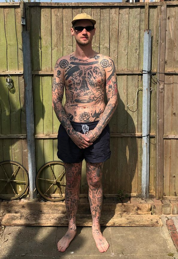 На теле Криса было около 1000 татуировок, когда он начал своё "карантинное" творчество. Фото Instagram @adverse.camber