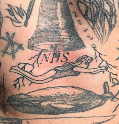 На груди Крис набил буквы "NHS", аббревиатуру Национальный службы здравоохранения. Фото Instagram @adverse.camber