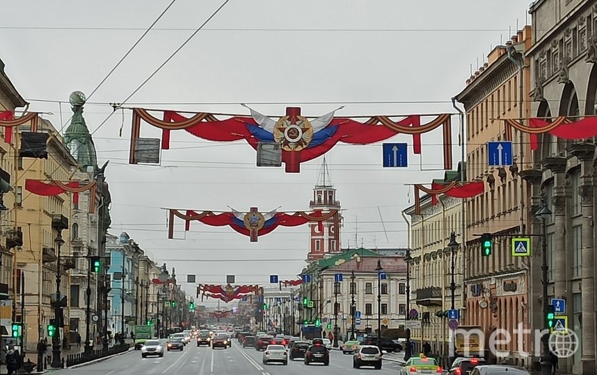 Украшение уже появилось на Невском проспекте. Фото Святослав Акимов, "Metro"
