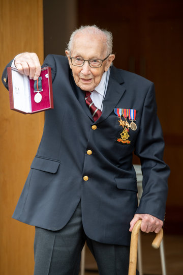 Тому Муру присвоили звание почетного полковника. Фото AFP