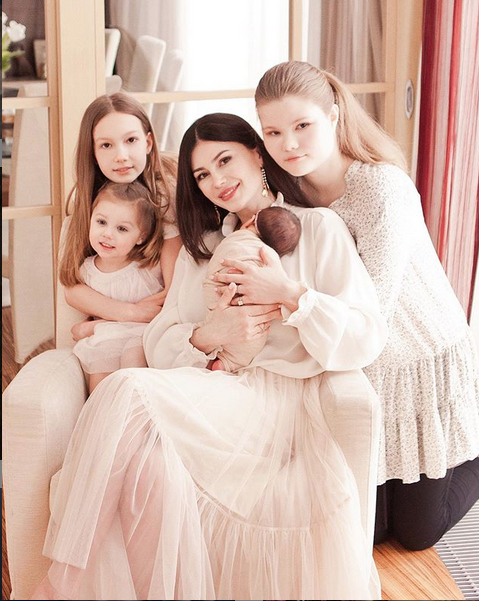 Телеведущая Ольга Ушакова – мама четырёх детей. Фото Instagram @ushakovao