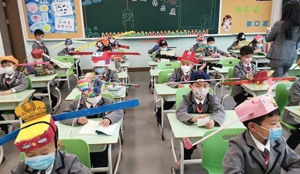 Дети подходят к созданию шляп-"однометровок" с фантазией. Фото Скриншот видео Weibo