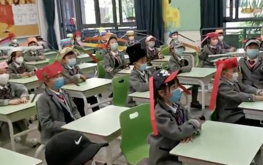 Вместо палочек дети могут использовать ленты, главное условие – правильная длина. Фото Скриншот видео Weibo