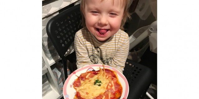 Пицца с колбасой, брокколи и сыром. Пицца с колбасой, брокколи и сыром.
