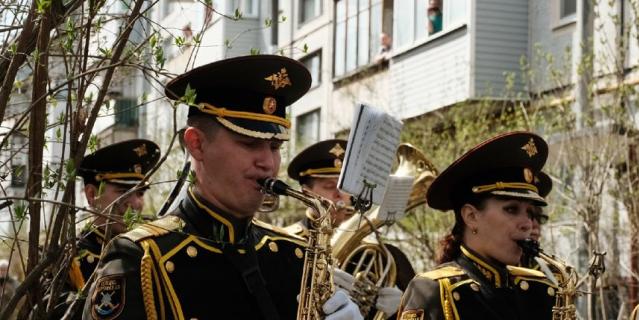 Для Героя Советского Союза военный оркестр исполнил песню “День Победы”.