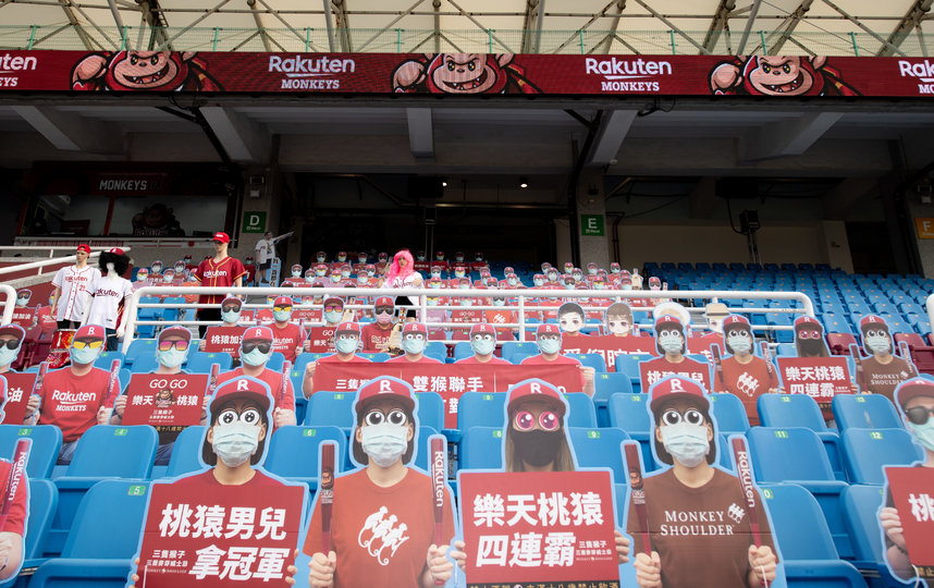 Команда Rakuten Monkeys разместила на стадионе картонных двойников своих болельщиков. Фото Getty