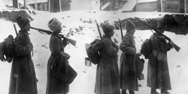 Солдаты уходят с фронта во время Первой мировой войны. Солдаты уходят с фронта во время Первой мировой войны.