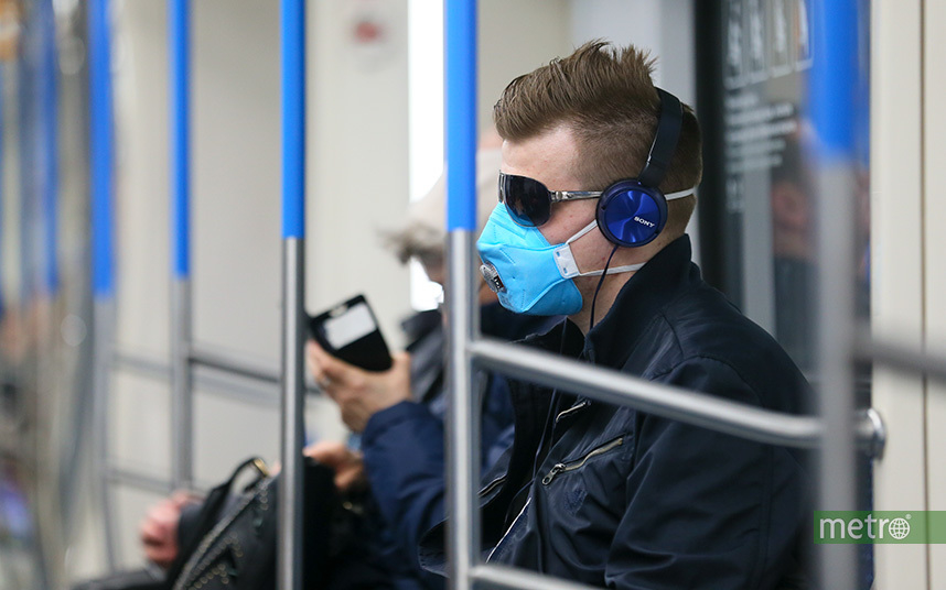 С 12 мая москвичи обязаны носить в метро маску. Фото Василий Кузьмичёнок