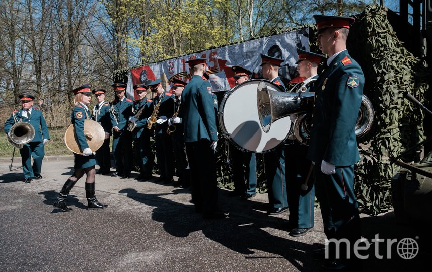Оркестр исполнил для фронтовика попурри из песен военных лет. Фото Алены Бобрович, "Metro"