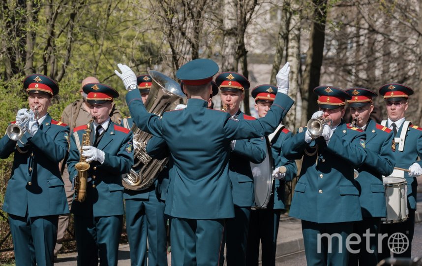 Оркестр исполнил для фронтовика попурри из песен военных лет. Фото Алены Бобрович, "Metro"