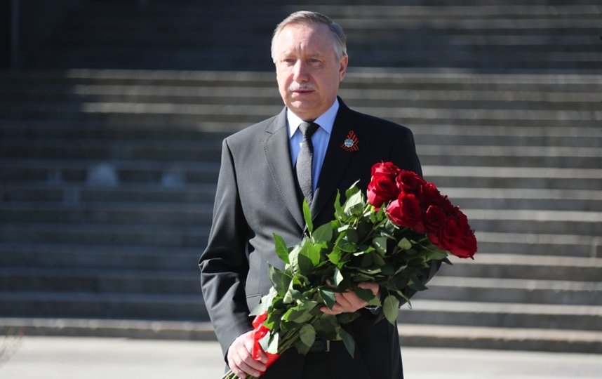 Александр Беглов 8 мая возложил цветы к монументу «Мать-Родина» на Пискаревском кладбище. Фото https://www.gov.spb.ru