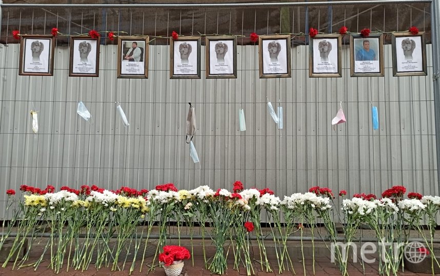 Стихийный мемориал в память умерших медиков в Петербурге. Фото "Metro"