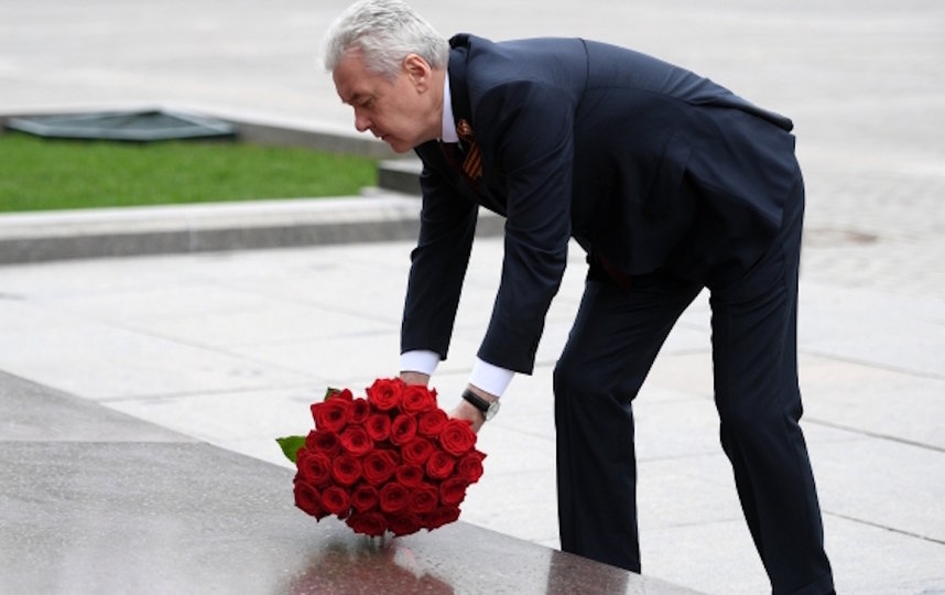 Мэр Москвы почтил память павших в Великой Отечественной войне. Фото РИА Новости
