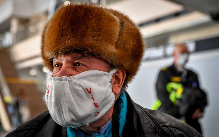 В Москве маски и перчатки можно купить в кассах на всех станциях метро. Фото AFP