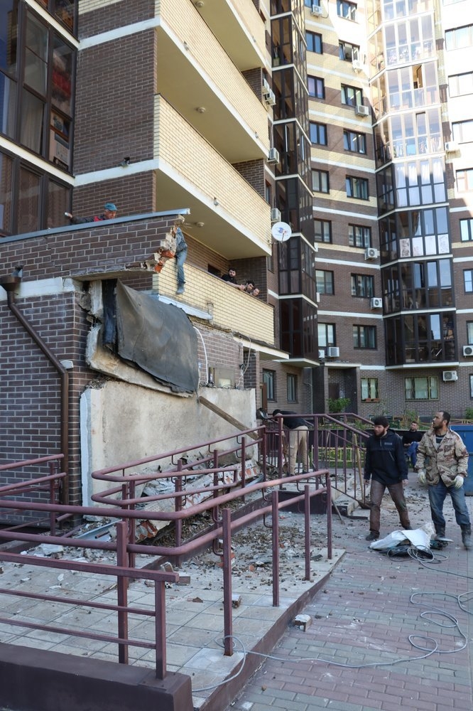 У новостройки в Новой Москве обрушился козырёк жилого дома. Фото АГН "Москва" | Мобильный репортер