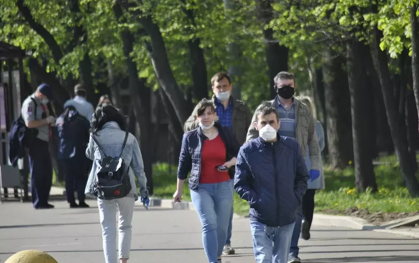 Большинство москвичей ездят в метро в масках и перчатках. Фото Иван Тереховский