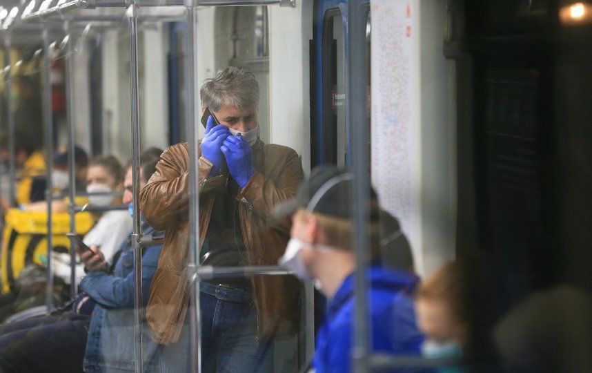 Большинство москвичей ездят в метро в масках и перчатках. Фото Василий Кузьмичёнок