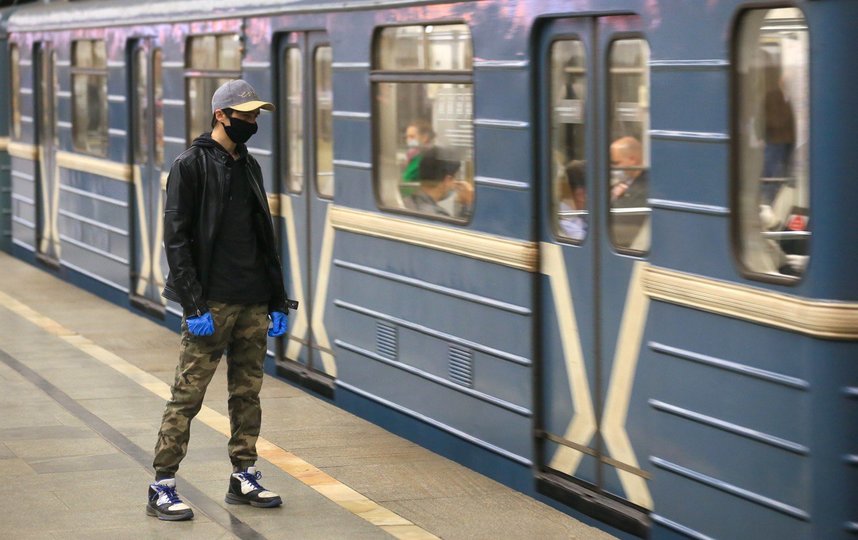 В транспорте Москвы и в общественных местах начал действовать масочный и перчаточный режим. Фото Василий Кузьмичёнок