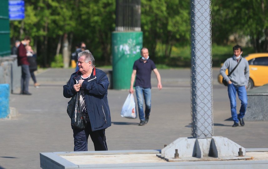 В транспорте Москвы и в общественных местах начал действовать масочный и перчаточный режим. Фото Василий Кузьмичёнок