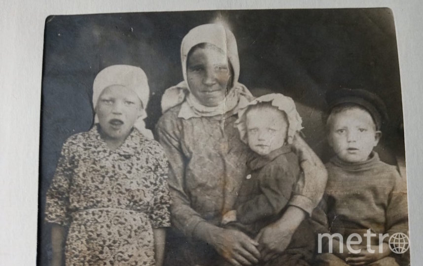 Мама Лидии, Евдокия Яковлевна Волова, с детьми (Лидия в центре) во время войны. Фото "Metro"