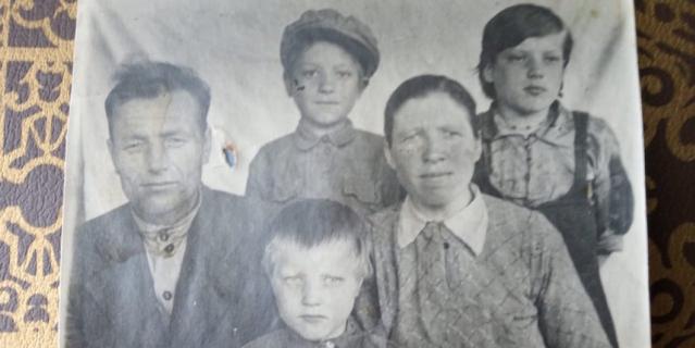Пётр и Евдокия Воловы с детьми (Лидия сидит в центре) после войны, конец 40-х годов. Пётр и Евдокия Воловы с детьми (Лидия сидит в центре) после войны, конец 40-х годов.