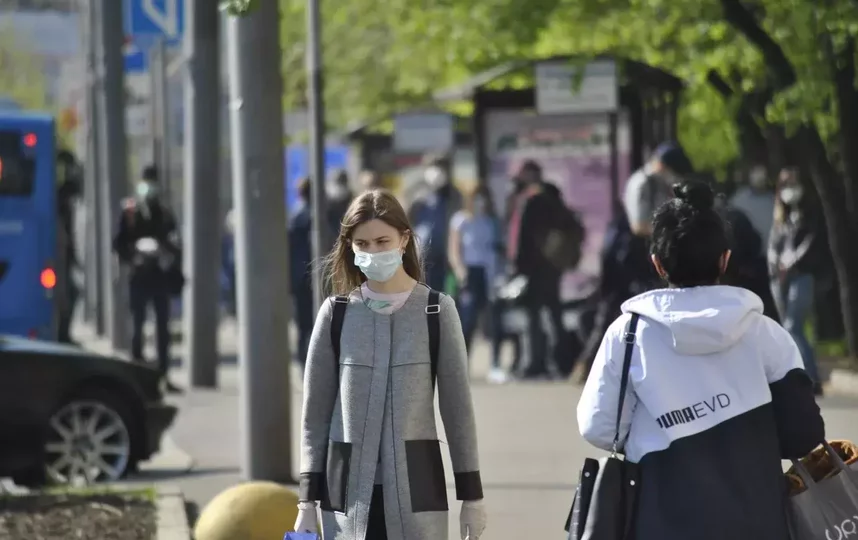 По улице москвичи могут ходить без маски и перчаток. Фото Иван Тереховский