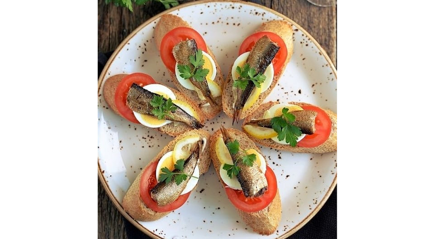 Бутерброды со шпротами, томатом, яйцом и лимоном. Фото instagram.com/damdi_zhyldam