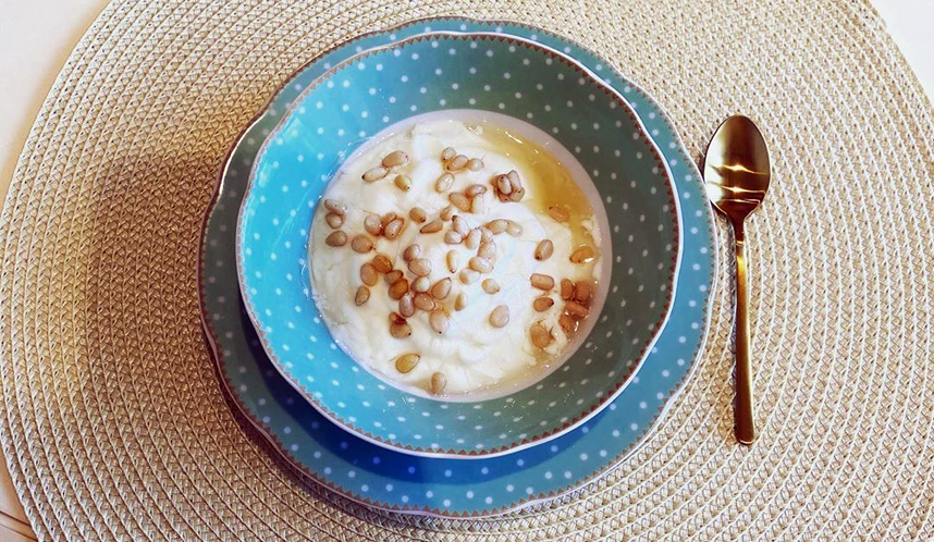 Творог с йогуртом и кедровыми орешками. Фото instagram.com/ekagladkova