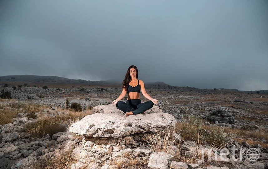 Только представьте, как здорово будет делать медитацию “горы” на природе, когда самоизоляция закончится. Фото Instagram @nourelise
