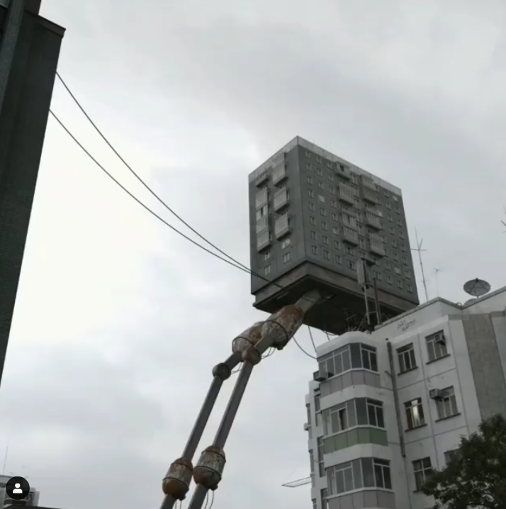 Петербургские панельные дома решили покинуть город "своими ногами": видео. Фото Скриншот Instagram: @solovyewadim