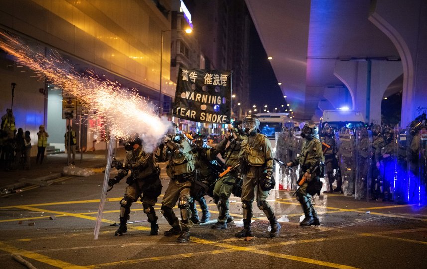 Во время протестов полиция неоднократно применяла слезоточивый газ. Фото Getty