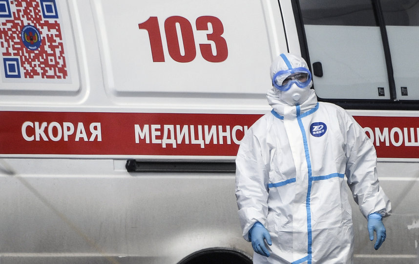 Правительство России разъяснило порядок расчета доплат медикам, работающим с коронавирусными больными. Фото AFP