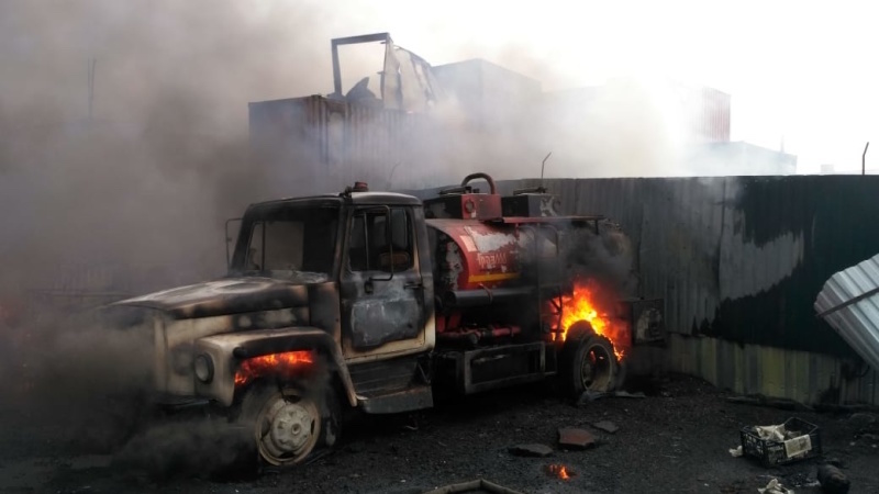  Пожарные ликвидировали открытое горение бензовозов и контейнеров в промзоне в Дзержинском. Фото 50.mchs.gov.ru