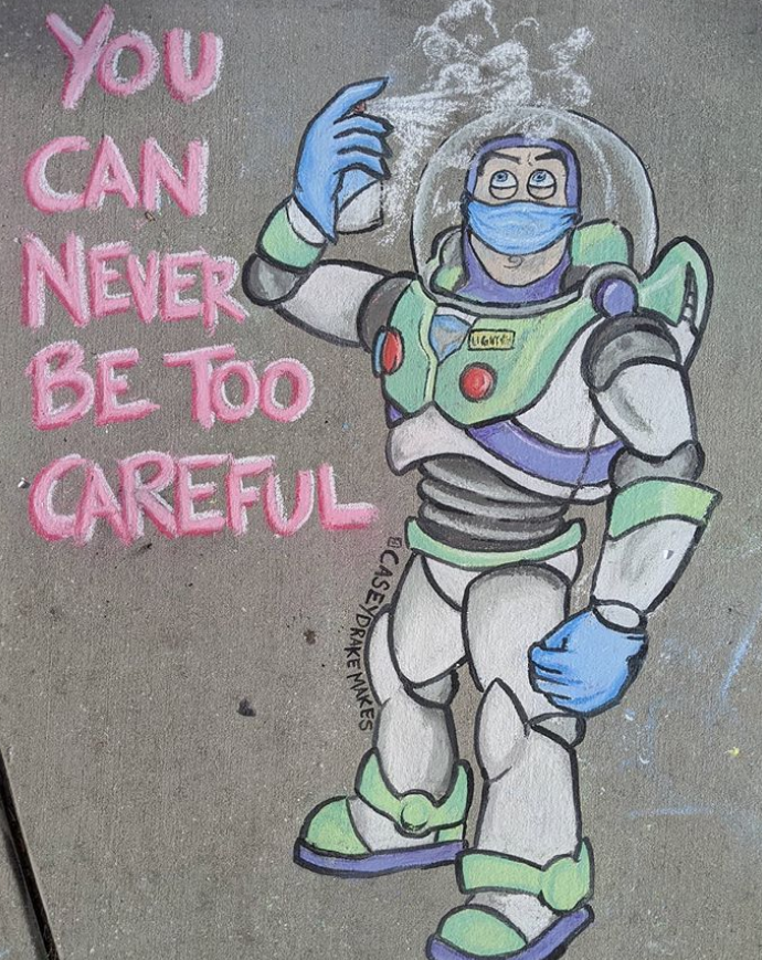 "Невозможно быть слишком осторожным", – говорит космический рейнджер Базз Лайтер, поливая шлем антисепткиом. Фото Instagram @caseydrakemakes