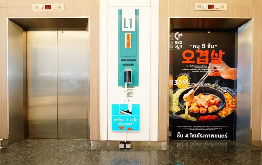 Около лифта теперь установлены дозаторы с гелем для рук. Вызвалить лифт также можно с помощью педалей. Фото Seacon Square | Facebook