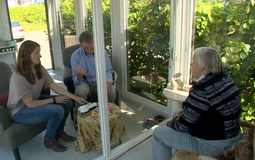 Между посетителями и жителями дома престарелых установлена стеклянная перегородка. Фото Скриншот видео BBC.