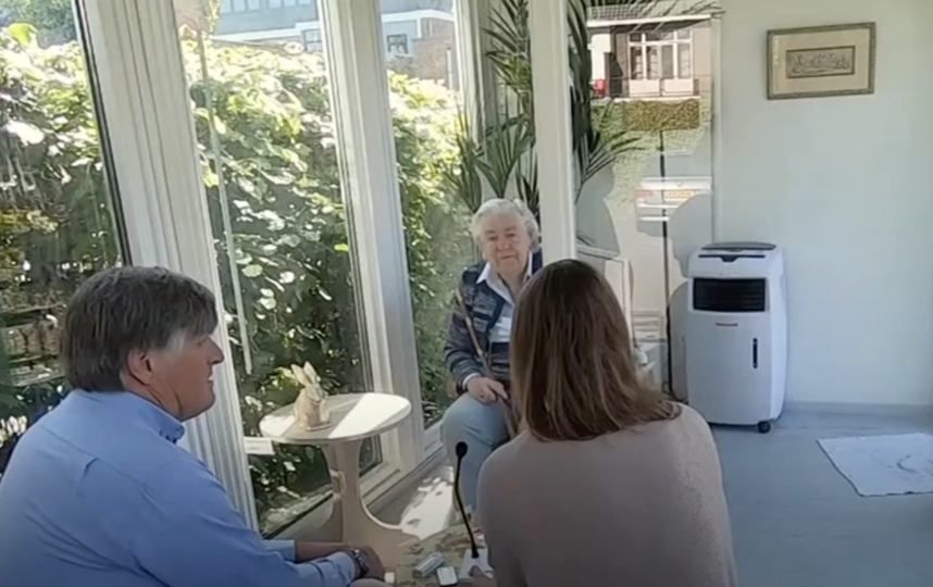 Пожилым людям с деменцией и болезнью Альцгеймера особенно необходимы встречи с родственниками. Фото Скриншот видео BBC.