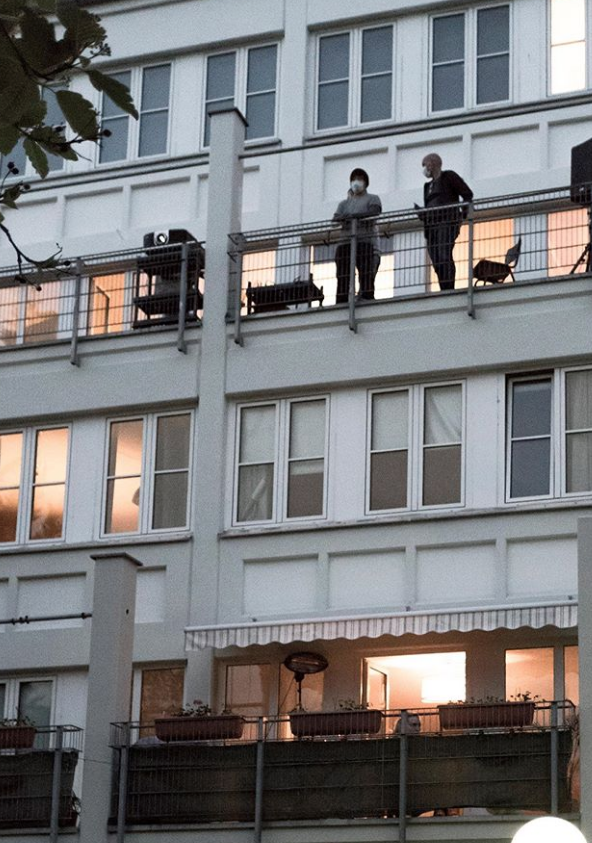 Некоторые жители занимают свои "зрительские" места на балконах. Фото Instagram @windowflicks