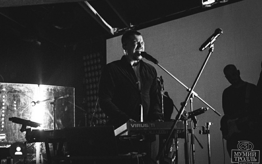 Антон Беляев и группа "Therr Maintz" на сцене бара. Фото Instagram @mtbarmoscow
