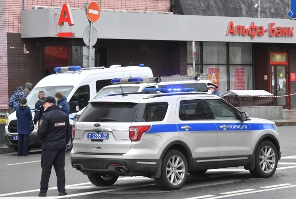 В ходе штурма отделения банка никто не пострадал. Фото РИА Новости