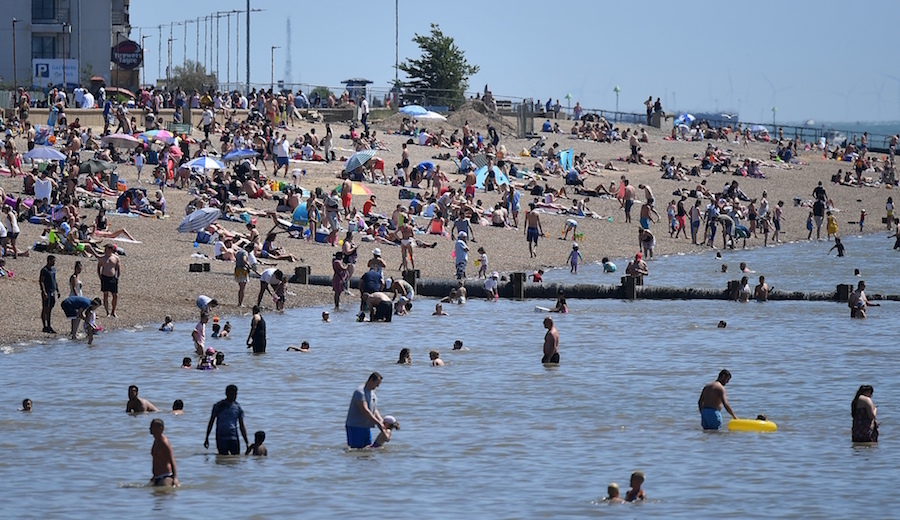 Так 25 мая выглядят британские пляжи. Фото AFP