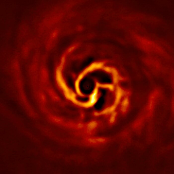 Астрономы зафиксировали момент зарождения планеты в созвездии Возничего. Фото ESO/Boccaletti et al