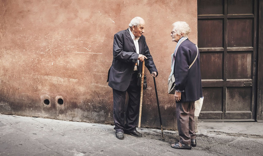 Не менее важен тот факт, что для пожилых людей прогулки – это не только физическая активность, но и общение. Фото Pixabay