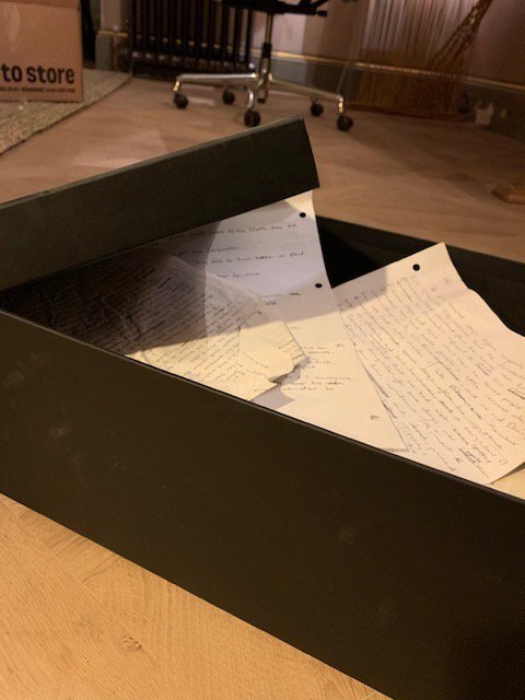 Рукопись "Икабога" более 10 лет лежала в коробке на чердаке. Фото Twitter @jk_rowling