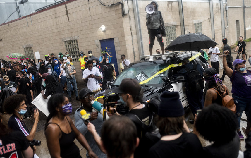 В США люди вышли на улицу и требуют наказания для полицейских. Фото AFP
