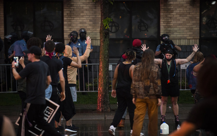 В США люди вышли на улицу и требуют наказания для полицейских. Фото AFP