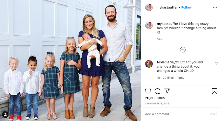Мика часто публиковала фото счастливой большой семьи и писала, как они любят Хаксли. Фото Instagram @mykastauffer