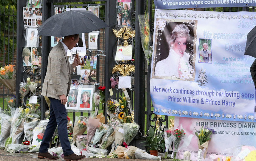 Принц Уильям возглагает цветы в годовщину гибели Дианы. Фото Getty